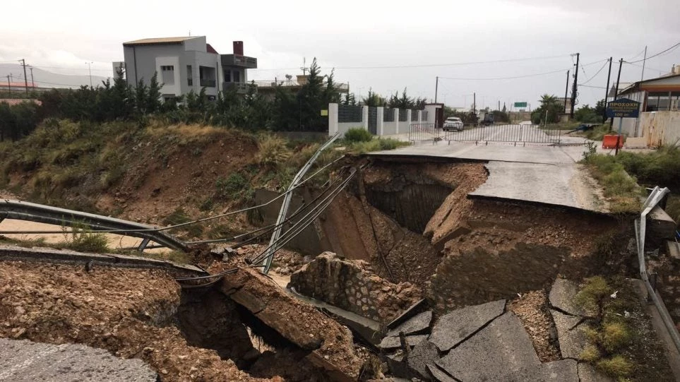Βίντεο σοκ: Κατέρρευσε γέφυρα στα Μέγαρα από τον κυκλώνα Ζορμπά